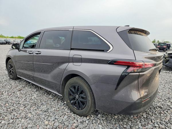 2022 TOYOTA SIENNA XLE