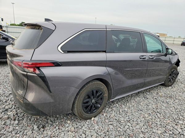 2022 TOYOTA SIENNA XLE