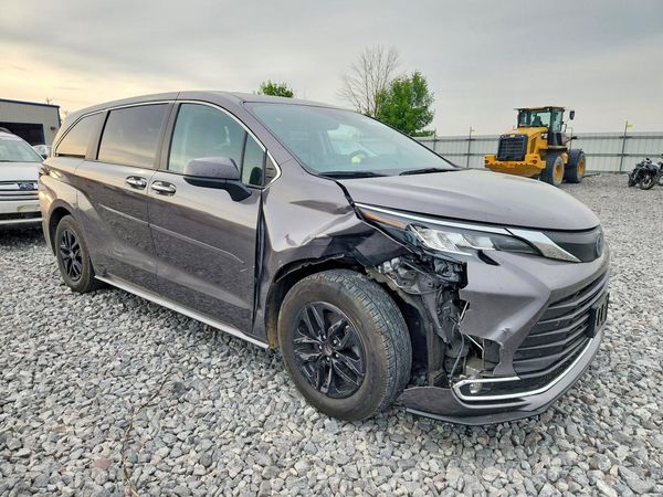 2022 TOYOTA SIENNA XLE