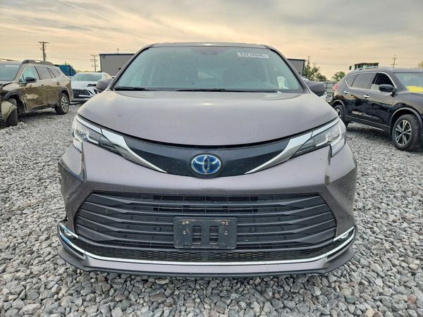 2022 TOYOTA SIENNA XLE