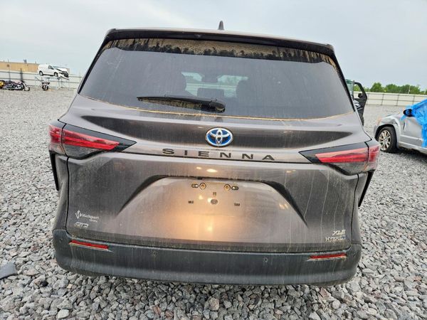 2022 TOYOTA SIENNA XLE