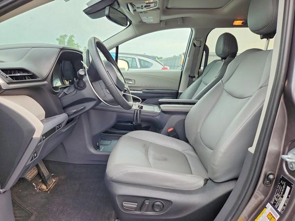 2022 TOYOTA SIENNA XLE