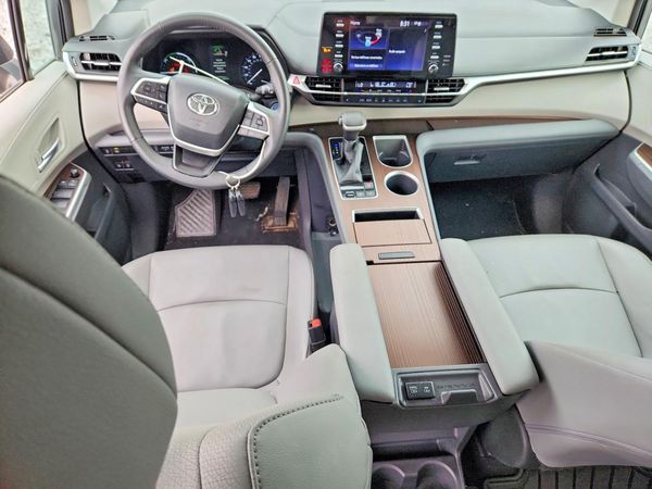 2022 TOYOTA SIENNA XLE
