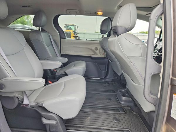 2022 TOYOTA SIENNA XLE