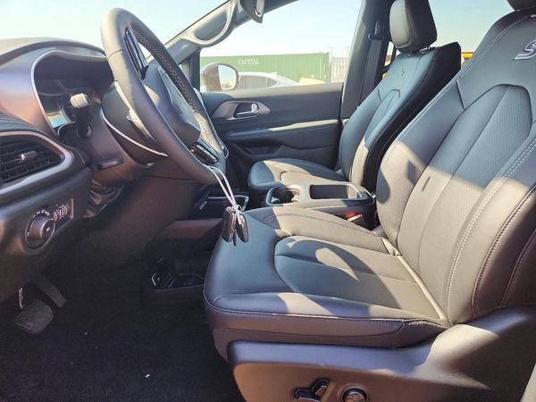 2026 CHRYSLER PACIFICA Select — DENT