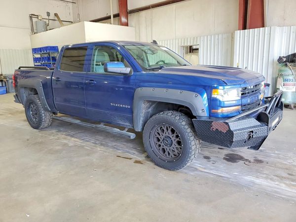 2017 CHEVROLET SILVERADO LT — Passenger 3/4