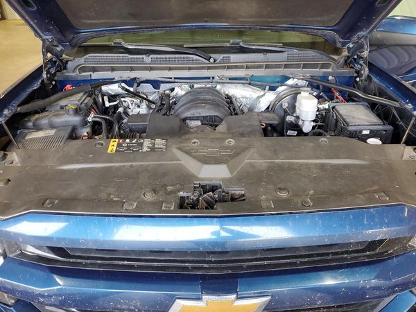 2017 CHEVROLET SILVERADO LT — Engine bay