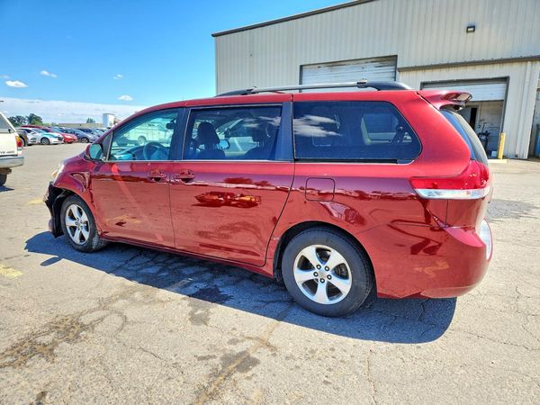 2013 TOYOTA SIENNA