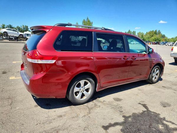 2013 TOYOTA SIENNA