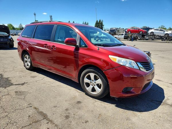 2013 TOYOTA SIENNA