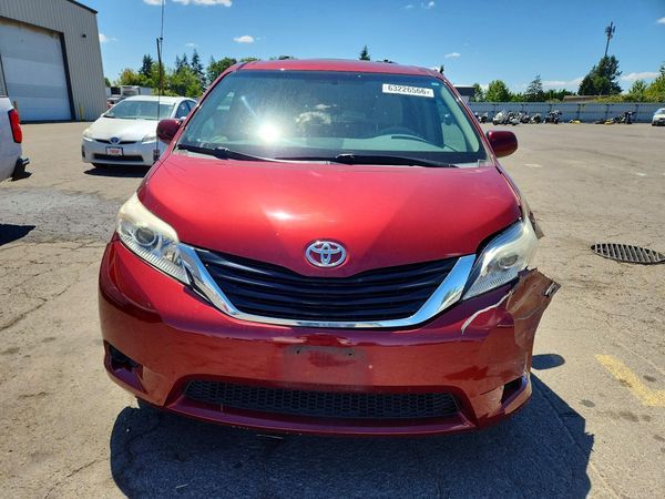 2013 TOYOTA SIENNA