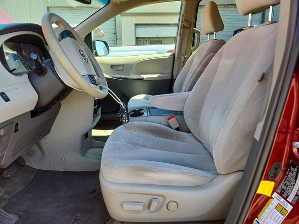 2013 TOYOTA SIENNA