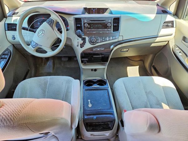 2013 TOYOTA SIENNA
