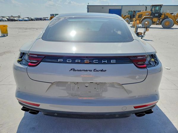 2018 PORSCHE PANAMERA Base / 4