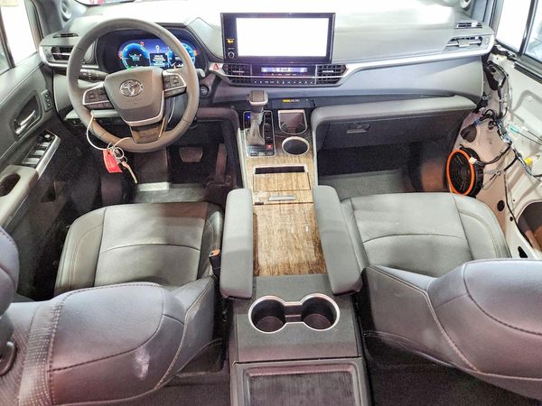 2025 TOYOTA SIENNA Platinum