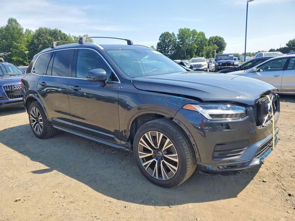 2021 VOLVO XC90 Momentum