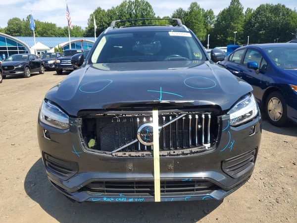 2021 VOLVO XC90 Momentum