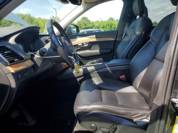 2021 VOLVO XC90 Momentum