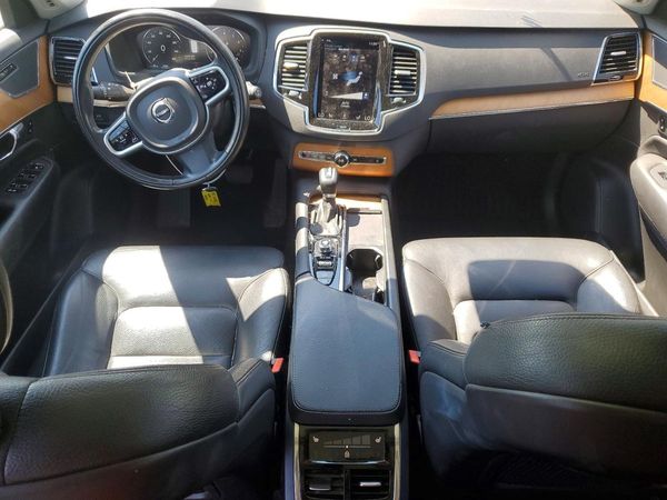 2021 VOLVO XC90 Momentum