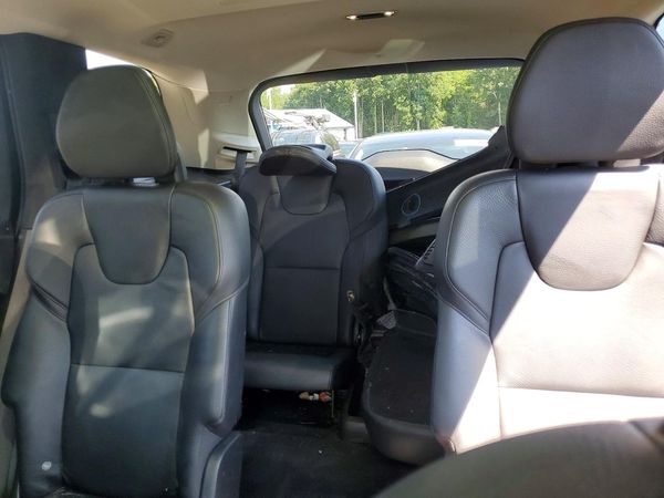 2021 VOLVO XC90 Momentum