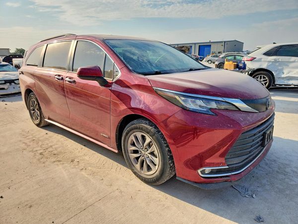 2021 TOYOTA SIENNA XLE