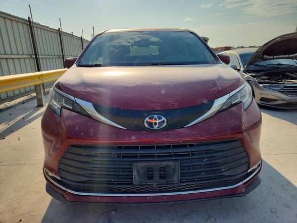 2021 TOYOTA SIENNA XLE