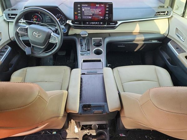 2021 TOYOTA SIENNA XLE