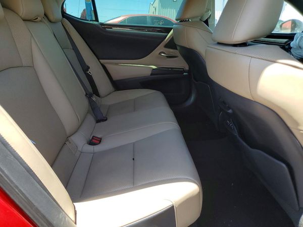 2019 LEXUS ES