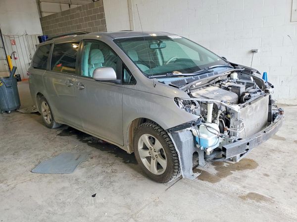 2013 TOYOTA SIENNA
