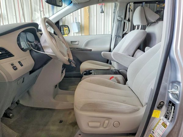 2013 TOYOTA SIENNA