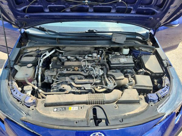 2020 TOYOTA COROLLA SE, CVT, w/Premium pkg — Engine bay