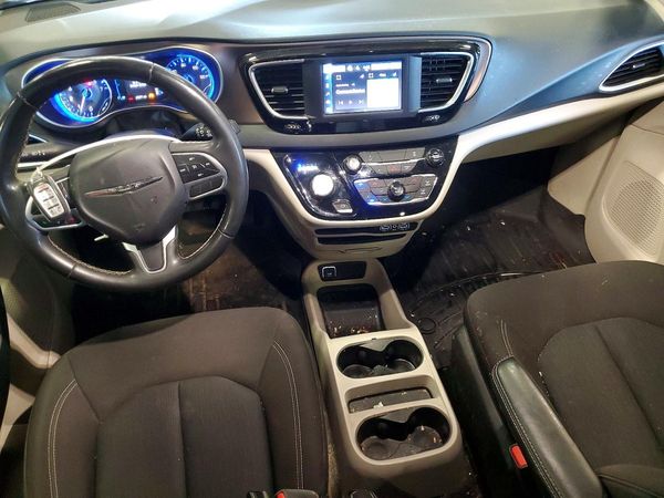 2022 CHRYSLER VOYAGER