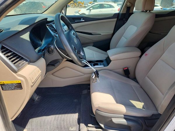 2017 HYUNDAI TUCSON SE (no options)