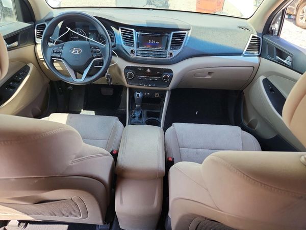 2017 HYUNDAI TUCSON SE (no options)