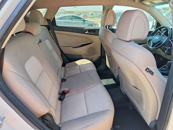 2017 HYUNDAI TUCSON SE (no options)