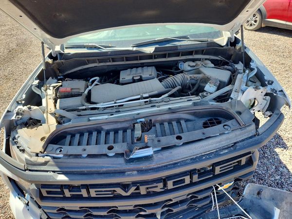 2026 CHEVROLET SILVERADO Custom — Engine bay