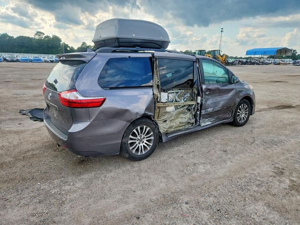 2018 TOYOTA SIENNA