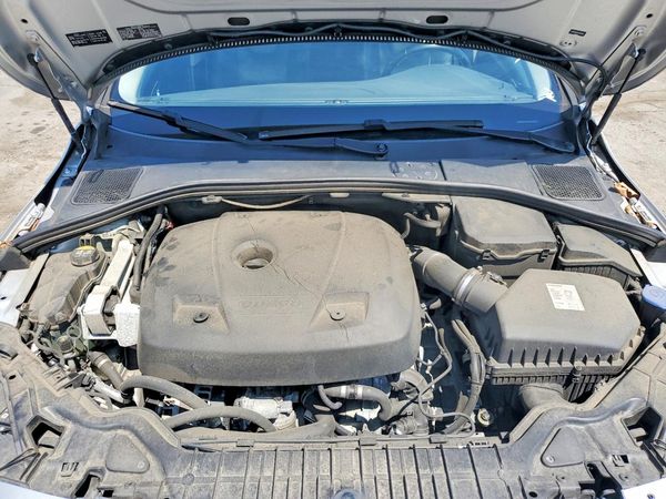 2018 VOLVO V60 CROSS COUNTRY — Engine bay