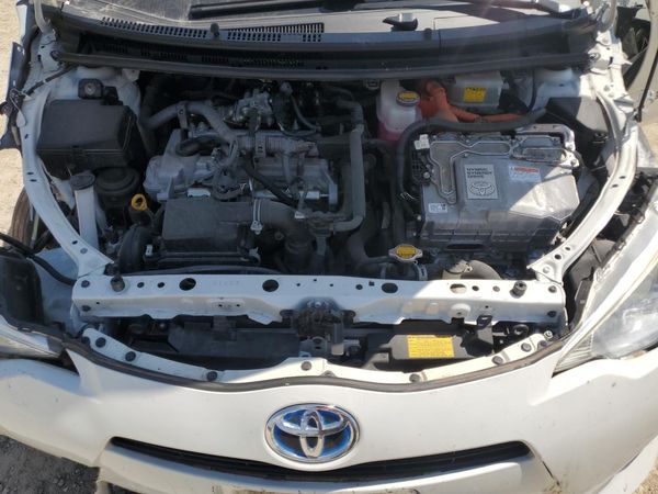 2014 TOYOTA PRIUS — Engine bay