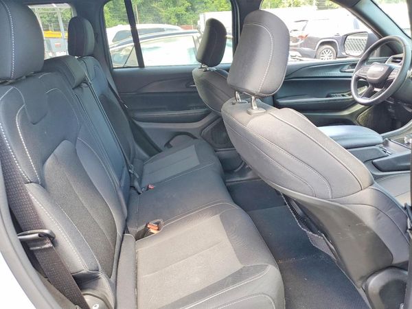 2024 JEEP GRAND CHEROKEE LAREDO 4X4