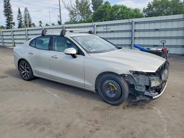 2019 VOLVO S60 Momentum