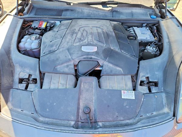 2019 PORSCHE CAYENNE — Engine bay