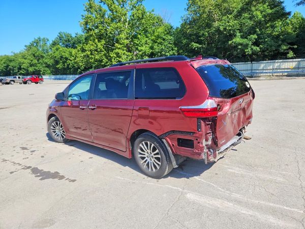 2018 TOYOTA SIENNA