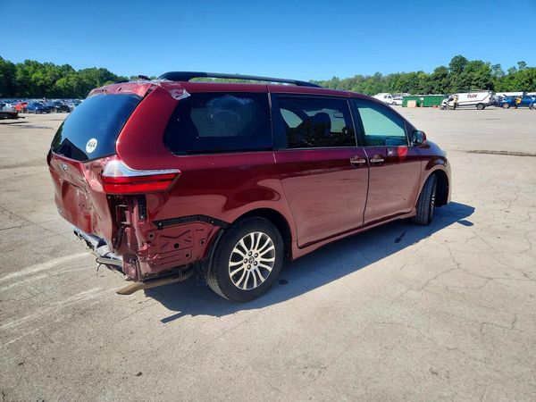 2018 TOYOTA SIENNA