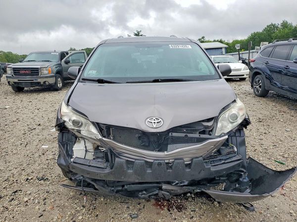 2017 TOYOTA SIENNA