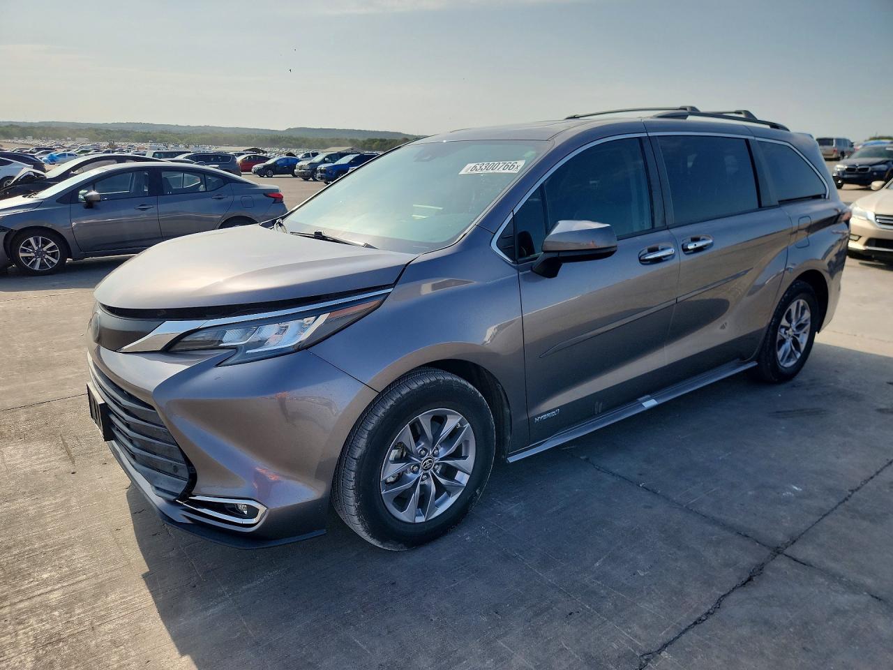 2021 TOYOTA SIENNA XLE