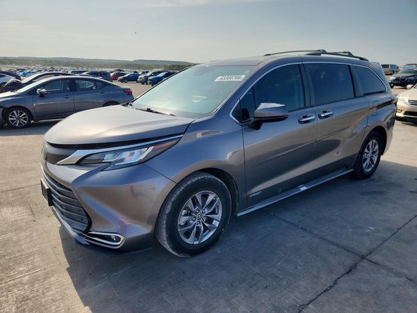 2021 TOYOTA SIENNA XLE