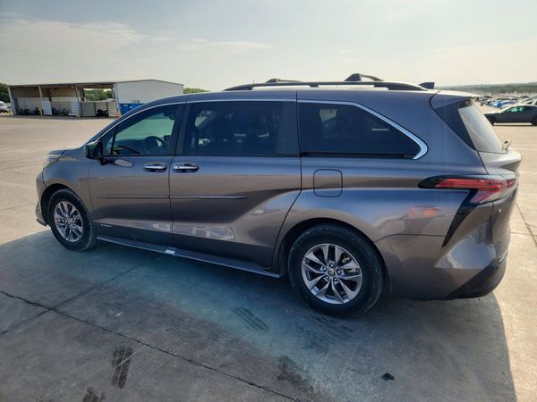 2021 TOYOTA SIENNA XLE