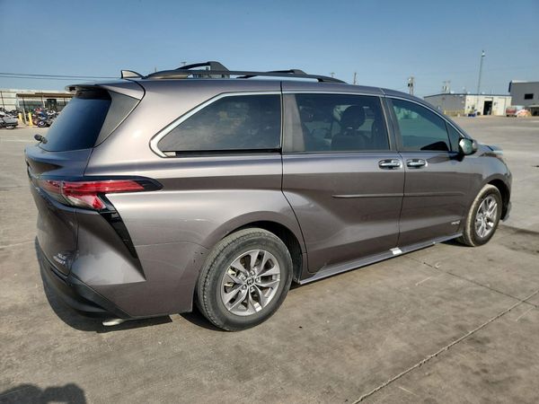 2021 TOYOTA SIENNA XLE