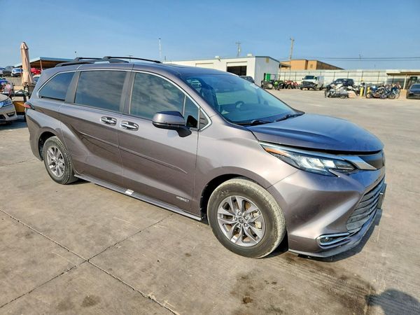 2021 TOYOTA SIENNA XLE